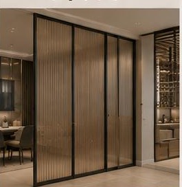 ١٩ تصميم فواصل وقواطع — قاطع زجاج مضلع: زجاج محبب مضلع يعزل الرؤية ويحافظ على الإضاءة.