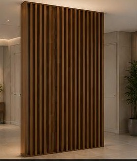 ١٩ تصميم فواصل وقواطع — قاطع شرائح كثيف: شرائح متقاربة تمنح خصوصية أعلى مع ملمس خشبي دافئ.
