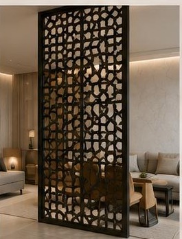 ١٩ تصميم فواصل وقواطع — لوح معدني مفرّغ فني: لوح معدني بتفريغ عضوي يخلق ظلالًا جمالية على الأرض.