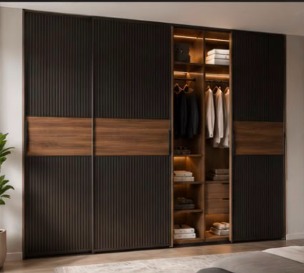 سبعة عشر تصميم دواليب وغرف ملابس — تصميم عصري بأبواب سحب مخفية: مزيج من الخشب الداكن والألواح المخططة لإطلالة فاخرة وعصرية.