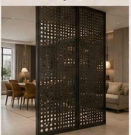 ١٩ تصميم فواصل وقواطع — قاطع معدني مثقّب: لوح مثقّب بإطار أسود يمنح خصوصية مع مرور الضوء.