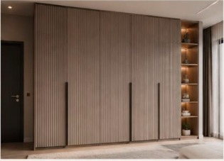 سبعة عشر تصميم دواليب وغرف ملابس — مودرن بخطوط رأسية: تصميم أنيق بخطوط رأسية تعطي إحساسًا بالارتفاع.