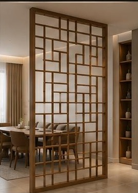 ١٩ تصميم فواصل وقواطع — فاصل مشربية هندسية: نمط هندسي مربّع مستوحى من المشربية بخشب دافئ.